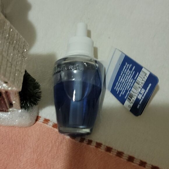 New Light Up Bath and Body Works Holiday Cottage Wallflower Plug In & Bulb - Picture 3 of 8